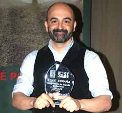 Javier con el trofeo del título nacional